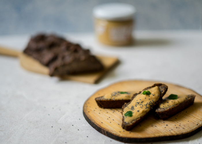 Přečíst VEGANSKÝ MAKOVÝ CHLEBÍK S OŘECHOVÝM MÁSLEM