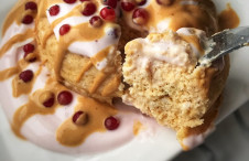 MUGCAKE S ARAŠÍDOVÝM MÁSLEM