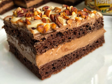 Fazolový zákusek s krémem z avokáda a ořechy