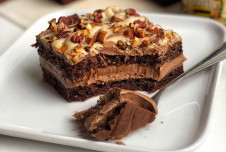 Fazolový zákusek s krémem z avokáda a ořechy