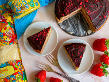 BEZLEPKOVÝ DORTÍK S KAKAOVÝM KRÉMEM A JAHODAMI