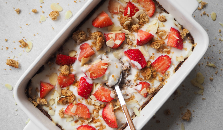 Strawberry cheesecake baked oats