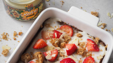 Strawberry cheesecake baked oats